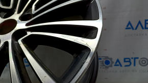 Близкий план внешней стороны диска, заметны следы от бордюров на BMW 5 G30
