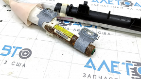 Деталь airbag для Toyota Camry 2012-2014, ракурс, показывающий состояние крепежа и ржавый пиропатрон.