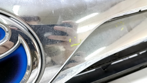 Дефект на решетке радиатора Toyota Camry с близкого расстояния, заметны следы использования.
