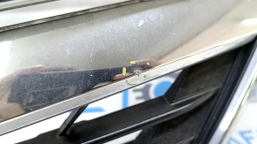 Решетка радиатора Toyota Camry с видимыми мелкими царапинами и потертостями.