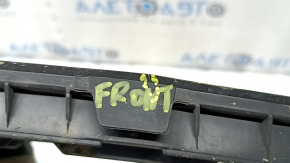 Крупный план метки "FRONT" на решетке бампера Toyota Camry