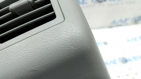 Крупный план повреждений на накладке для Toyota Camry 2007-2011.