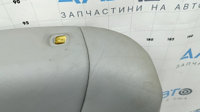 Дефект на обшивке спинки пассажирского сиденья Toyota Camry, требует чистки.