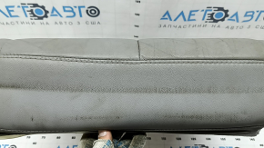 Обшивка сиденья со стороны спинки для Toyota Camry, видно состояние кожи.