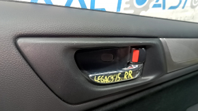 Картинка двери для Subaru Legacy, демонстрирующая ручку и детали управления в хорошем состоянии.