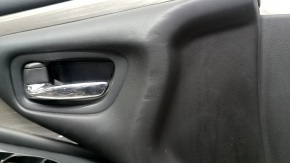 Дверь передняя левая Nissan Murano, близкий план ручки с дефектами