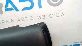 Близкий план повреждений на краю обшивки двери, видимые сколы на черной коже, подходит для Nissan Murano.