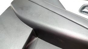 Крупный план повреждения обшивки двери Nissan Murano 2015, небольшие царапины