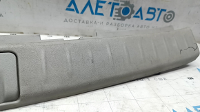 Детальный ракурс накладки проема багажника Lexus RX, видны царапины и потертости.