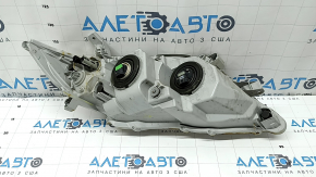 Боковая сторона фары передней левой Toyota Camry V45, 2007-2011, в хорошем состоянии.