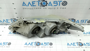 Подробный вид фары передней правой Toyota Camry, состояние — с дефектами