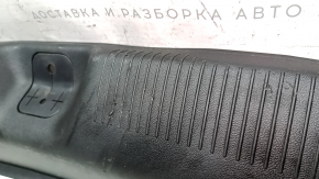 Накладка проема багажника Dodge Dart 13-16 затерта, царапины
