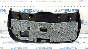 Задняя сторона обшивки двери багажника Ford Escape MK4 с материалом для шумоизоляции.