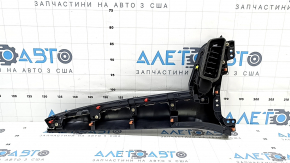 Показ верхней части накладки центральной торпеды на Toyota Prius, виден крепеж