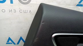 Дефект на углу обшивки двери задней правой Mercedes CLA, имеется примятие.