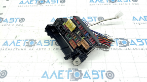 Блок запобіжників підкапотний Toyota Prius V 12-17