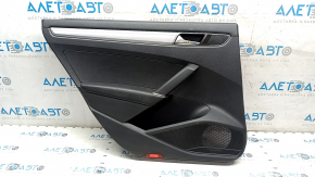 Обшивка двери карточка задняя левая VW Passat b8 16-19 USA черн с черн вставкой пластик, подлокотник кожа, молдинг сер глянец, примята, царапина