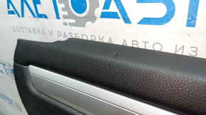 Обшивка двери карточка задняя левая VW Passat b8 16-18 USA черн с черн вставкой пластик, подлокотник кожа, молдинг сер глянец, примята, царапина