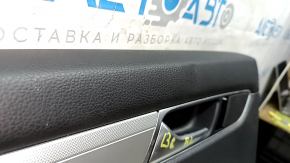 Обшивка двери карточка задняя левая VW Passat b8 16-18 USA черн с черн вставкой пластик, подлокотник кожа, молдинг сер глянец, примята, царапина