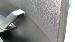 Обшивка двери карточка задняя левая VW Passat b8 16-18 USA черн с черн вставкой пластик, подлокотник кожа, молдинг сер глянец, примята, царапина