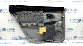 Открытая задняя правая обшивка двери автомобиля Toyota Prius V 2012 года.