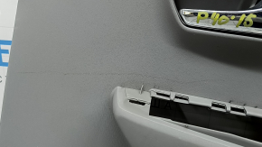 Поврежденный участок крепления на обшивке двери задней правой Toyota Prius V 2012-2017.