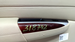 Ближайший план подлокотника обшивки задней двери Acura TLX, вид на повреждения