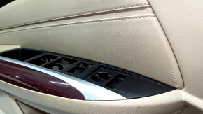 Детали дверной обшивки Acura TLX с легкими следами использования и повреждениями.