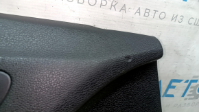 Обшивка двери Acura TLX с заметными дефектами на верхней части.