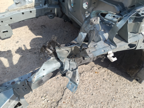 Подробный взгляд на боковую четверть Toyota Prius V 12-17, повреждения на узле кузова присутствуют.