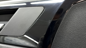 Крупный план молдинга двери, видно царапины, оригинал для Mitsubishi Outlander.