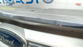 Решетка радиатора grill Ford Escape MK3 17-19 рест серая с хромом с эмблемой, песок, сколы