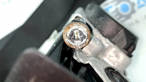 Крупный план механизма натяжителя водителя ремня безопасности BMW, заметно следы коррозии
