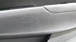 Детали обшивки задней двери Hyundai Elantra, показаны царапины и следы эксплуатации