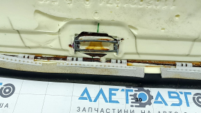 Деталь сиденья с акцентом на механизмы крепления и состояние, видно повреждение.