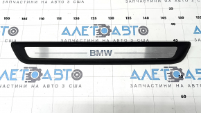 Накладка порога передняя левая наружная BMW 3 G20 19-26 хром, надпись BMW, царапины, трещина в креплении