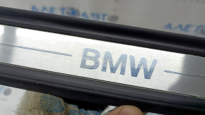 Накладка порога передняя левая наружная BMW 3 G20 19-26 хром, надпись BMW, царапины, трещина в креплении