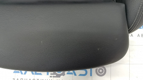 Боковая часть водительского сиденья BMW 3 G20, видно небольшие дефекты на обивке.