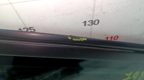 Детали крепления и потёртости на верхней части форточки Ford Mustang mk6.
