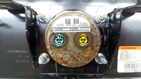Близкий план подключения и состояния пирапатрона подушки безопасности Ford Mustang (2015-2023)