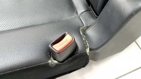 Боковая часть сиденья Nissan Rogue, видны следы износа и повреждения.