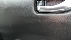 Ближайший план с царапинами на обшивке двери, подходящей для Nissan Leaf.
