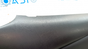 Внешний вид верхней части обшивки задней двери Nissan Leaf, присутствуют незначительные дефекты.