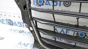 Решетка радиатора grill в сборе Audi A3 8V 15-16 графит, под парктроники, треснута, без эмблемы