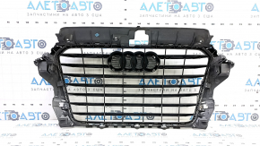 Решетка радиатора grill в сборе Audi A3 8V 15-16 графит, под парктроники, треснута, без эмблемы