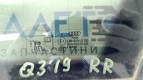 Маркировка и оригинальные номера на стекле Audi Q3 2019-2025, крупный план.