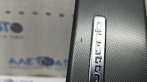 Логотип quattro на накладке передней панели Audi Q3