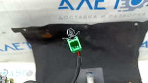 Место подключения проводов на обшивке, детали для Mazda CX-5, акцент на разъеме.