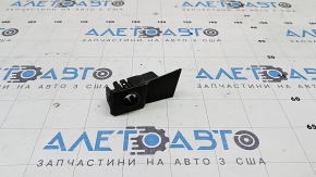 Кріплення лівого парктроніка в решітці радіатора Audi A3 8V 15-16