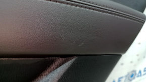 Крупный план боковой части подлокотника обшивки двери Mazda CX-5 2017-2025, легкие следы использования